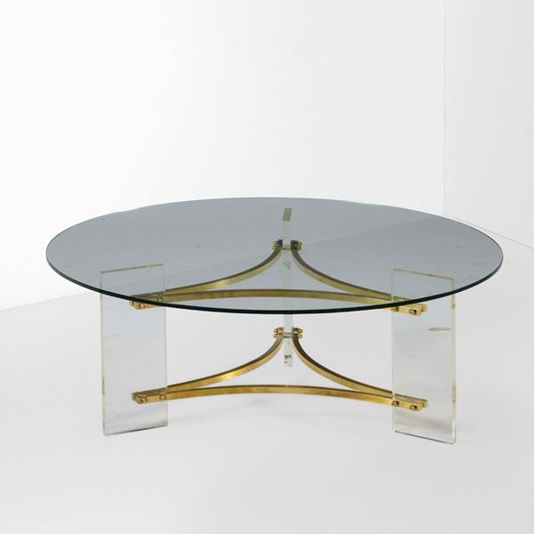 Grande tavolo basso rotondo con struttura in ottone e plexiglass. Piano in cristallo molato.