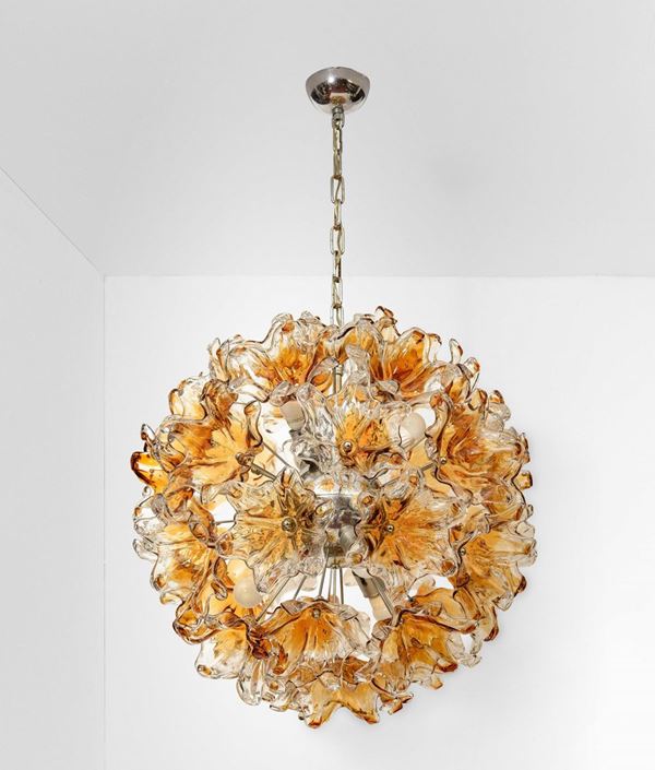 Lampada a sospensione con struttura in metallo cromato ed elementi diffusori in vetro di Murano ambrato e trasparente.
