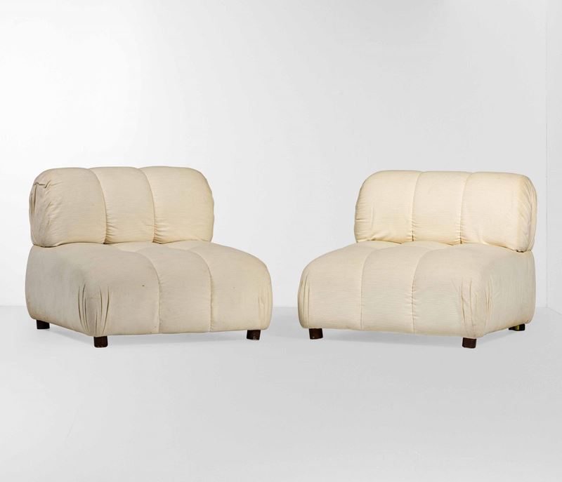 Coppia di poltrone con struttura e sostegni in legno, rivestimento in tessuto.  - Asta Design - Cambi Casa d'Aste