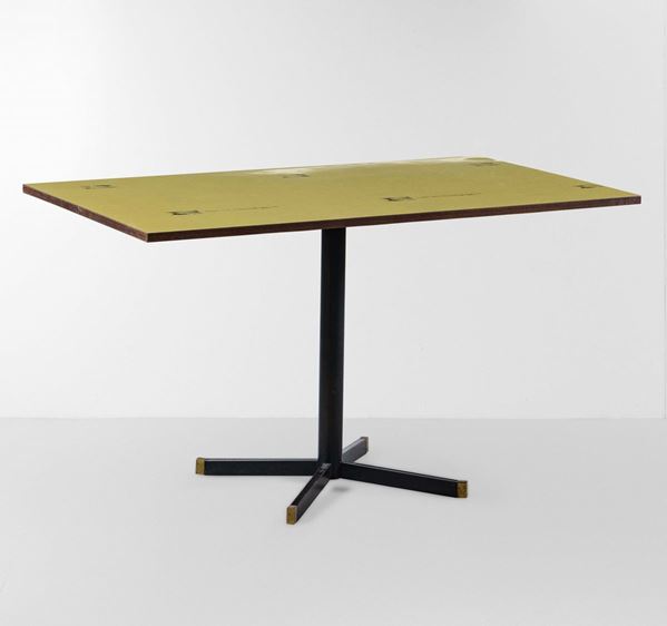 Tavolo rettangolare con struttura in metallo laccato, piano in legno rivestito in laminato e particolari in ottone.