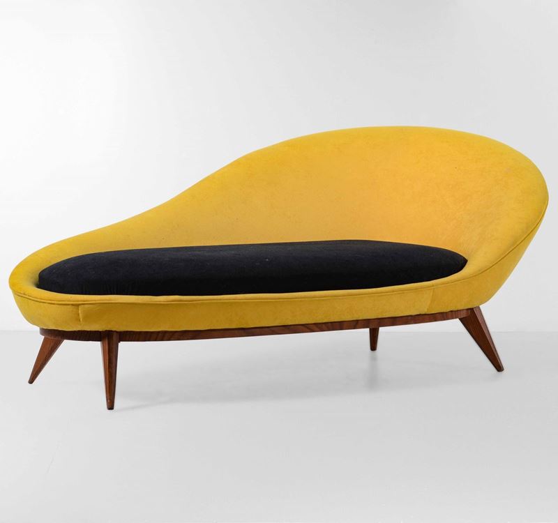 Divano chaise longue con struttura e sostegni in legno e rivestimento in tessuto.  - Auction Design - Cambi Casa d'Aste