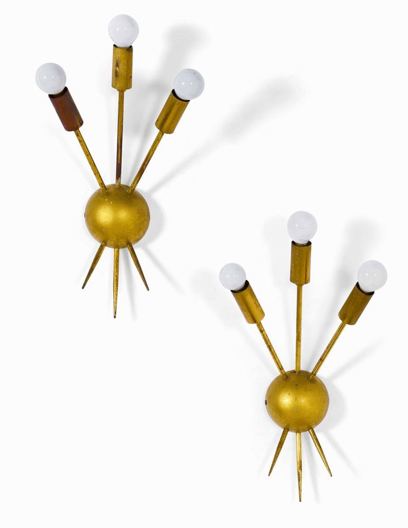Coppia di lampade a parete con struttura e diffusori in ottone.  - Auction Design - Cambi Casa d'Aste