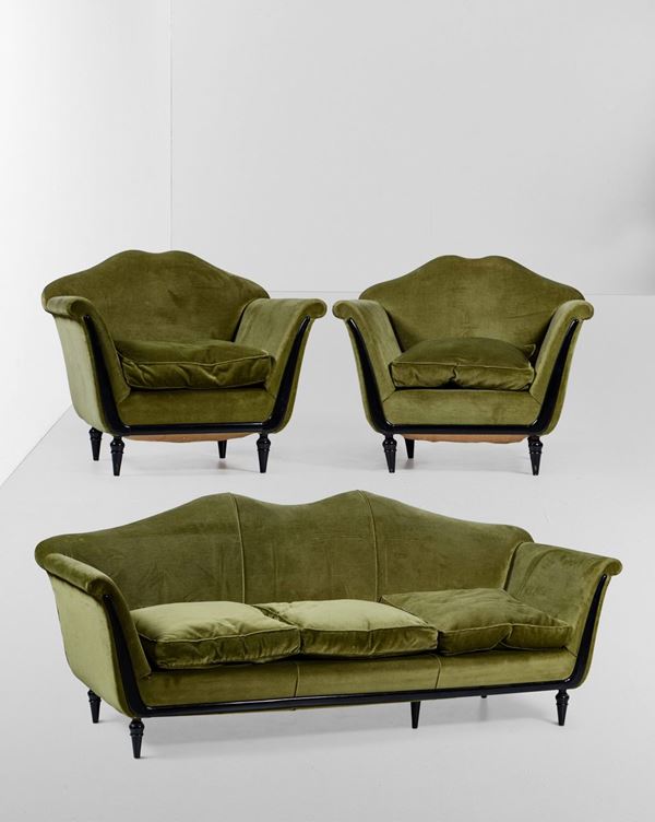 Salotto composto da divano e coppia poltrone con struttura e sostegni e rivestimento in velluto.
