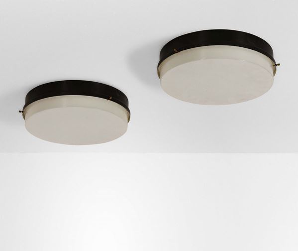 Coppia di lampade a plafone o parete con struttura in metallo laccato e diffusore in plexiglass.