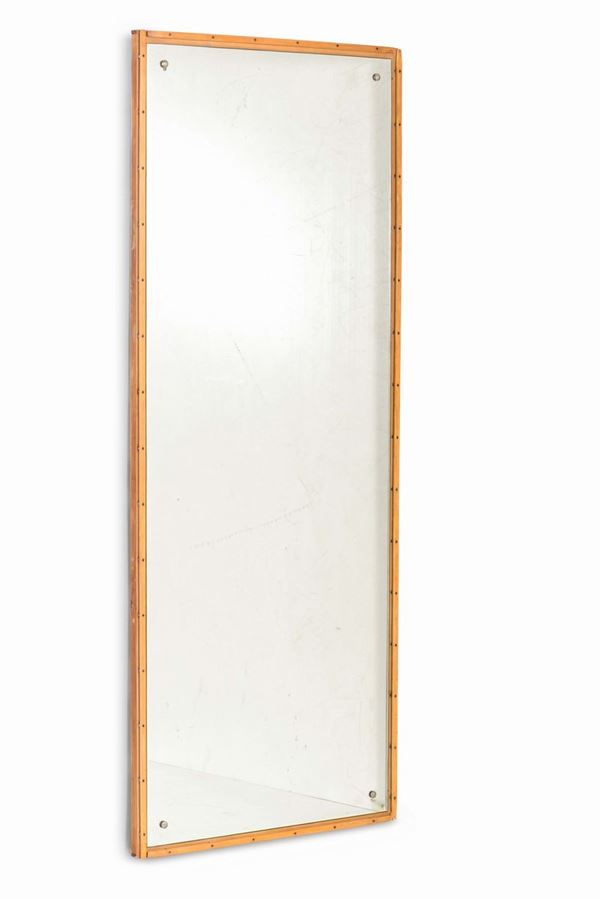 Grande specchiera a parete con struttura e cornice in legno, particolari in ottone.