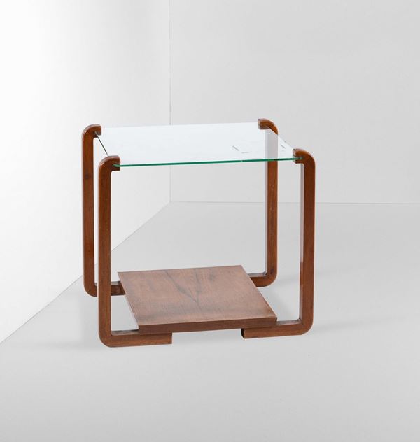Tavolo basso con struttura in legno e piano in vetro.