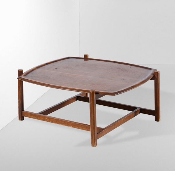 Tavolo basso con struttura in legno e piano in legno a vassoio.