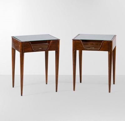 Coppia di Tavolini con Struttura in Legno e Piano in Vetro. Vano Porta Oggetti a Vista.