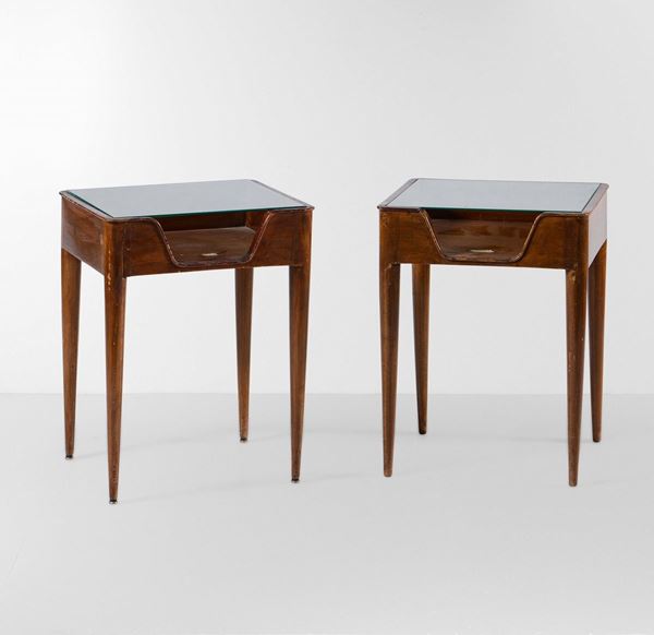 Coppia di tavolini con struttura in legno e piano in vetro. Vano porta oggetti a vista.