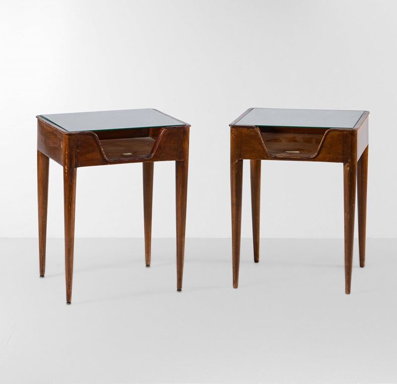 Coppia di tavolini con struttura in legno e piano in vetro. Vano porta oggetti a vista.  - Auction Design - Cambi Casa d'Aste