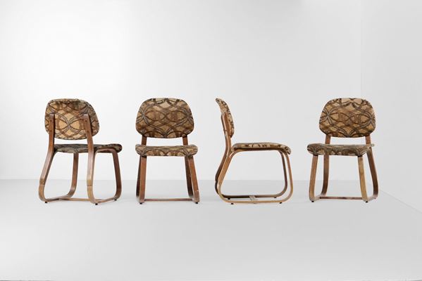 Quattro sedie con struttura in legno curvato e rivestimenti in tessuto.