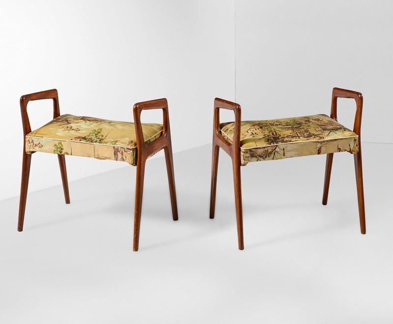 Coppia di sgabelli con struttura in legno e rivestimenti in tessuto.  - Auction Design Lab - Cambi Casa d'Aste