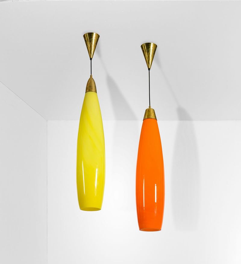 Coppia di lampade a sospensione con struttura in ottone e diffusori in vetro colorato.  - Asta Design Lab - Cambi Casa d'Aste