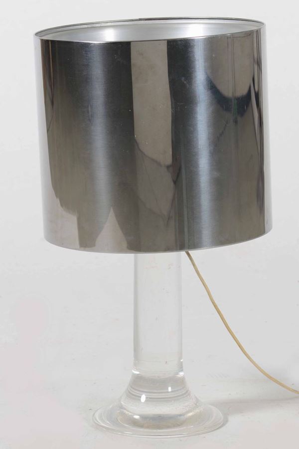 Lampada da tavolo con struttura in plexiglass e diffusore in metallo cromato.