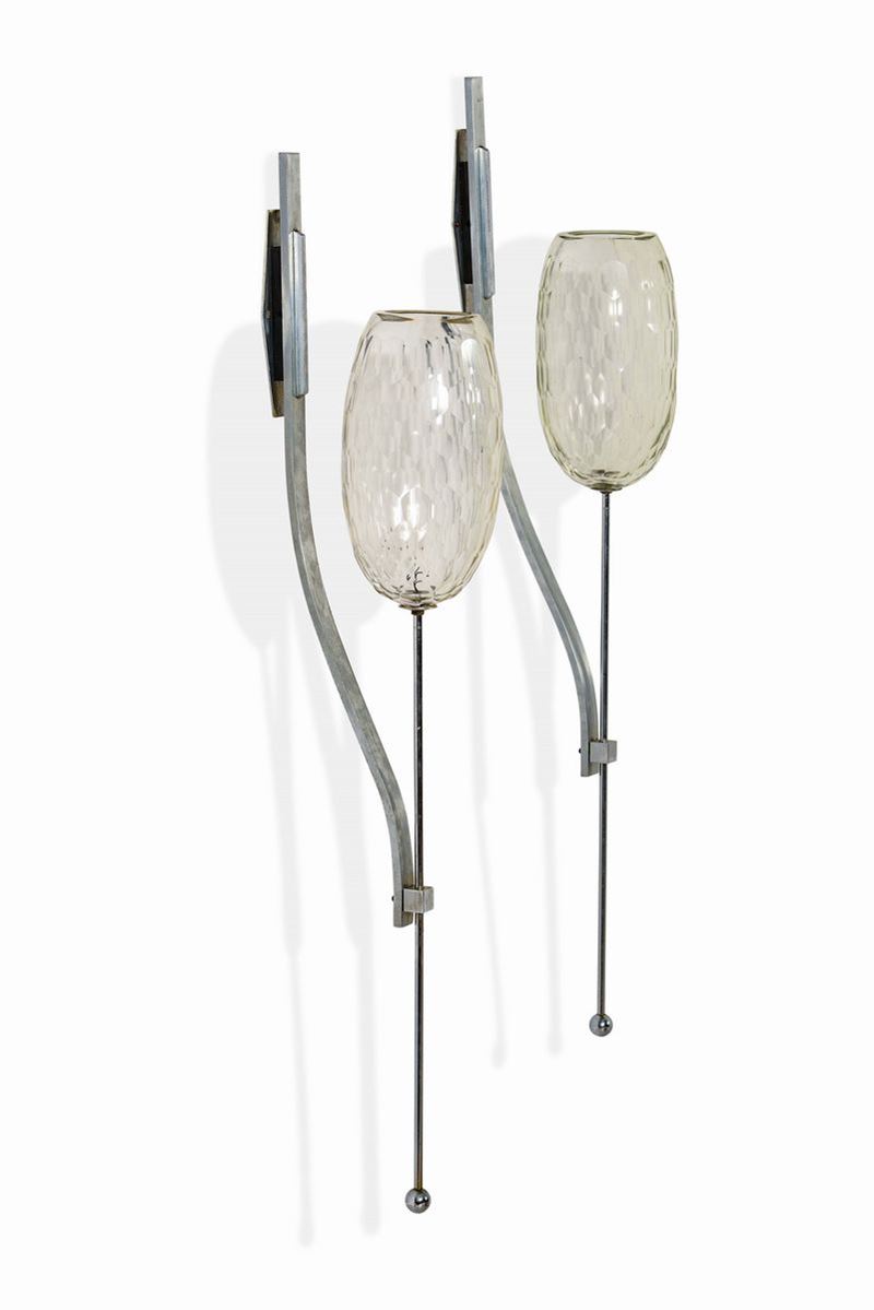 Coppia di lampade a parete con struttura in metallo e diffusori in vetro molato.  - Auction Design Lab - Cambi Casa d'Aste