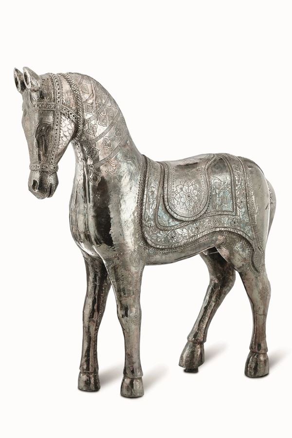 Scultura raffigurante cavallo di gusto orientale, lamina cesellata in argento a titolo altissimo 999/1000