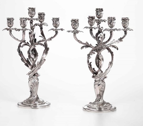 Coppia di candelabri a cinque luci in metallo argentato. XX secolo
