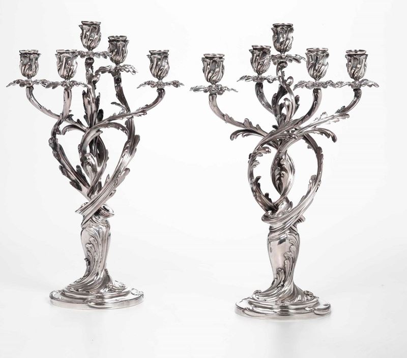 Coppia di candelabri a cinque luci in metallo argentato. XX secolo  - Auction Fine Art February | Cambi Time - I - Cambi Casa d'Aste
