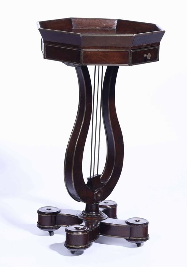 Piccolo tavolino da lavoro Carlo X con fusto a lira, XIX secolo