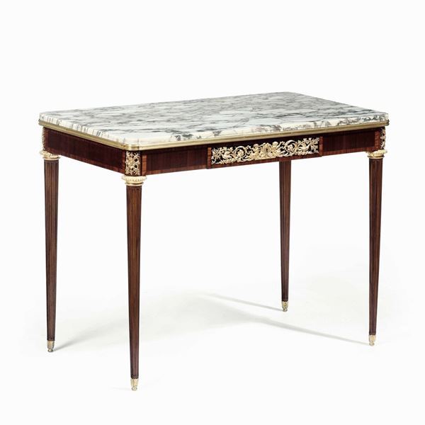 Tavolino da centro in legno lastronato, bronzi dorati e piano in marmo. XIX-XX secolo