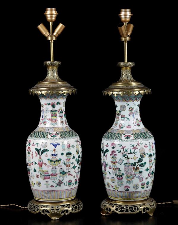 Coppia di vasi in porcellana sui toni della Famiglia Rosa con decori naturalistici, Cina, Dinastia Qing, XIX secolo