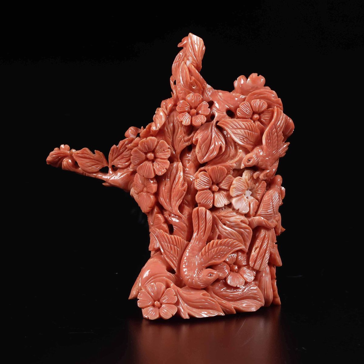 Gruppo Scolpito in Corallo Raffigurante Fenice e Rami in Fiore, Cina, Inizi XX Secolo