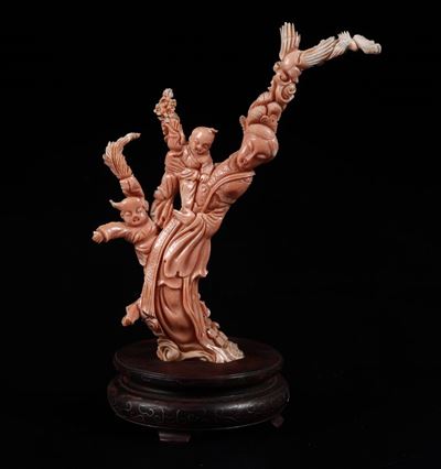 Figura di Fanciulla con Bambini Scolpita in Corallo, Cina, Inizio XX Secolo