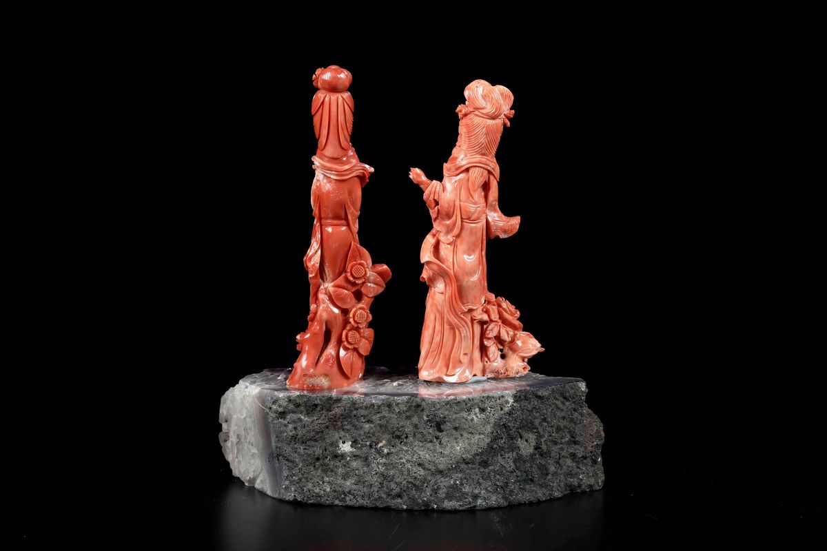 Due Figure di Fanciulle con Fiori Scolpite in Corallo su Base in Ametista, Cina, Inizi XX Secolo