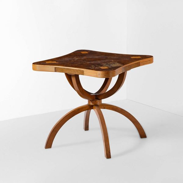 Tavolo da gioco con struttura e piano in legno.