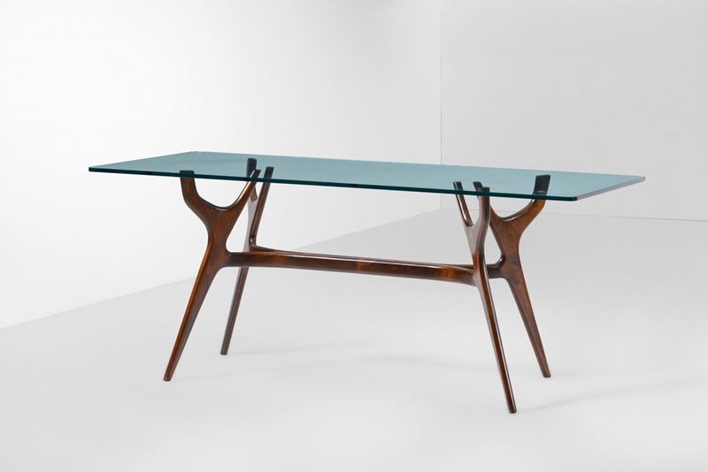 Tavolo con sostegni in legno scultoreo e piano in vetro.  - Asta Design Lab - Cambi Casa d'Aste