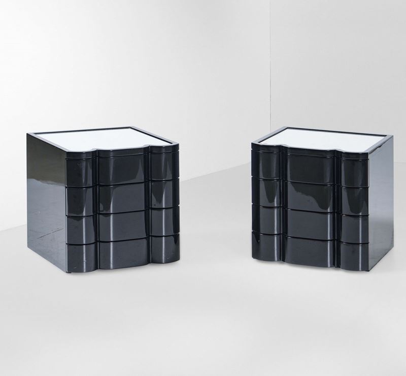 Coppia di comodini a cassetti in legno laccato e piano in vetro specchiato.  - Auction Design Lab - Cambi Casa d'Aste