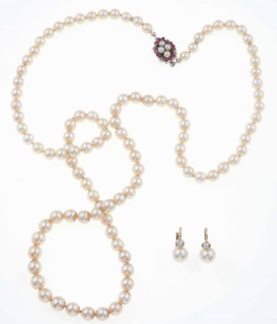 Lunga Collana di Perle Coltivate ed un Paio di Orecchino