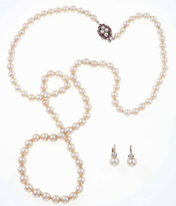 Cultured pearl necklace and a pair of earrings