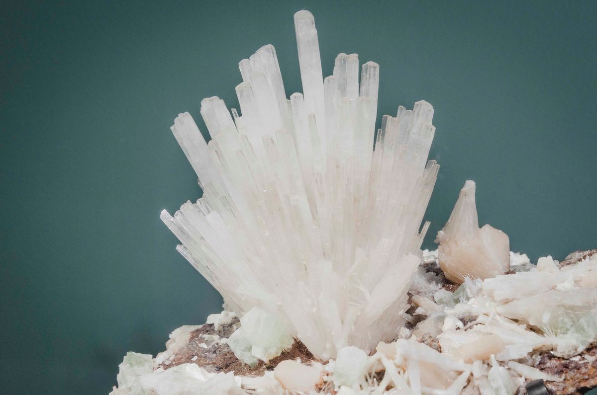 Cristallo di Scolecite in Cubo di Vetro