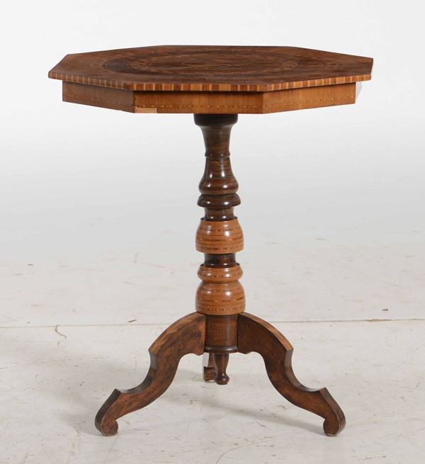 Tavolino con piano ottagonale in legno lastronato ed intarsiato, XIX secolo
