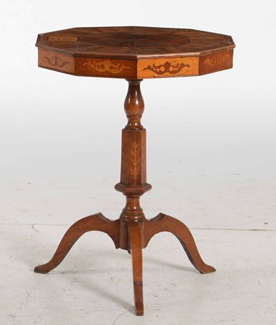 Tavolino con Piano Decagonale in Legno Lastronato ed Intarsiato, XIX Secolo