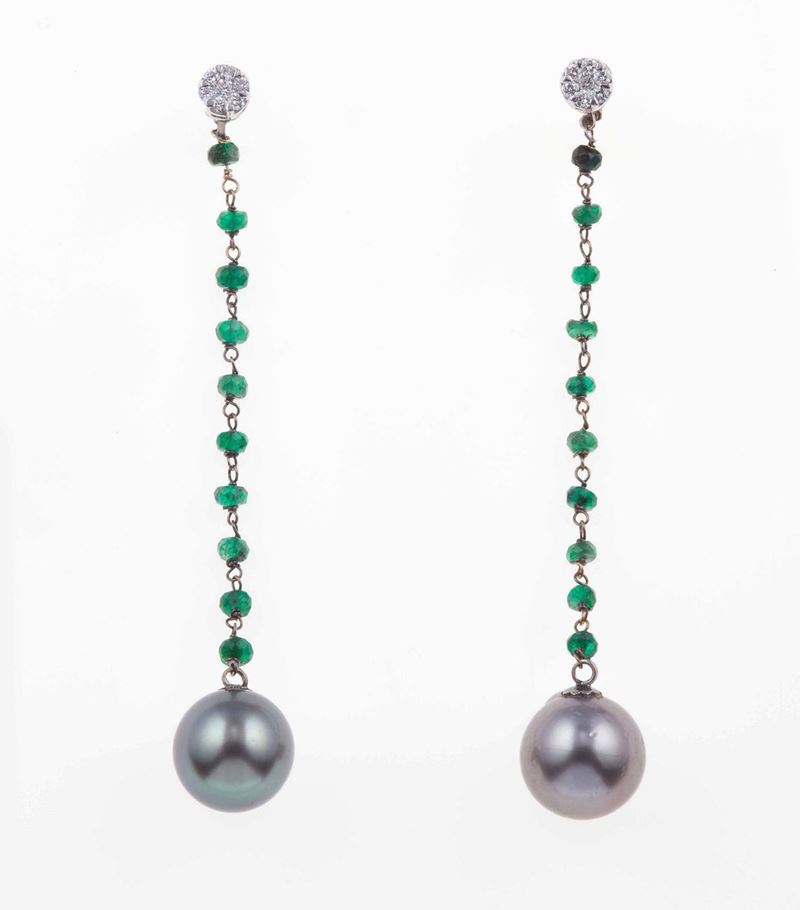 Orecchini pendenti con perle Tahiti, piccoli smeraldi e diamanti  - Asta Spring Jewels - I - Cambi Casa d'Aste