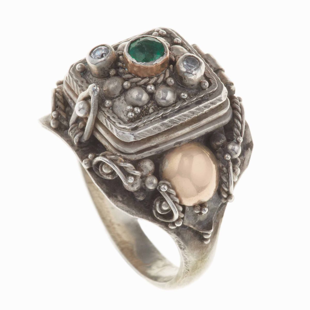 Anello Portapastiglie con Due Piccoli Diamanti ed uno Smeraldo