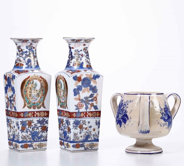 Coppia di vasi in porcellana, Cina XX secolo e vaso a tre anse