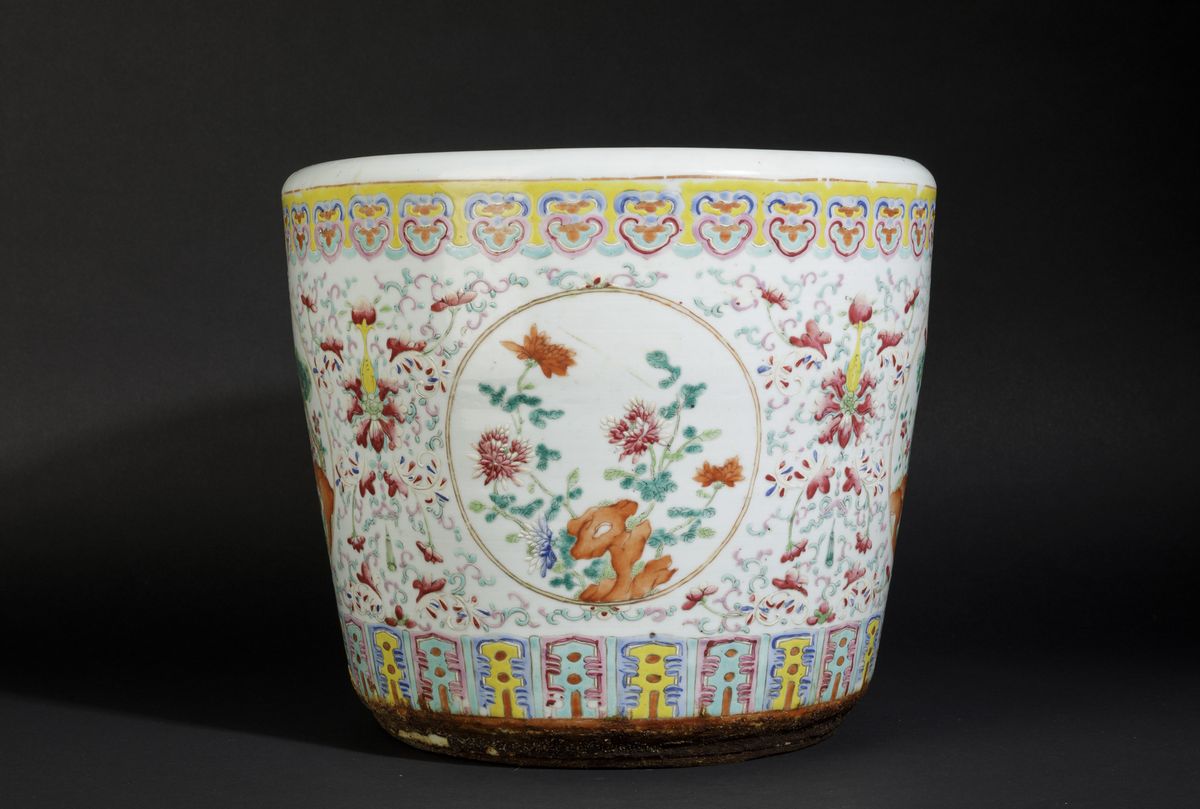 Cachepot in Porcellana Famiglia Rosa con Decori Floreali e Paesaggi Entro Riserve, Cina, Dinastia...