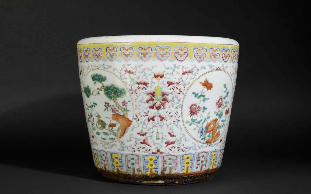 Cachepot in Porcellana Famiglia Rosa con Decori Floreali e Paesaggi Entro Riserve, Cina, Dinastia...