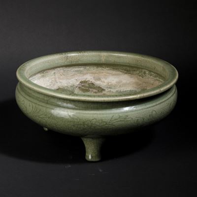 Incensiere in Porcellana Guan Color Celadon con Decori Floreali, Cina, Dinastia Ming, XVI Secolo
