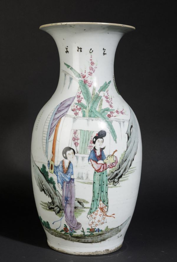 Vaso a smalti policromi con figure femminili e iscrizioni, Cina, Dinastia Qing, XIX secolo