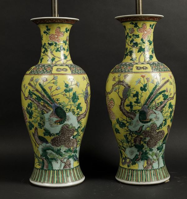Coppia di vasi in porcellana Famiglia Verde a soggetto naturalistico su fondo giallo, Dinastia Qing,XIX secolo
