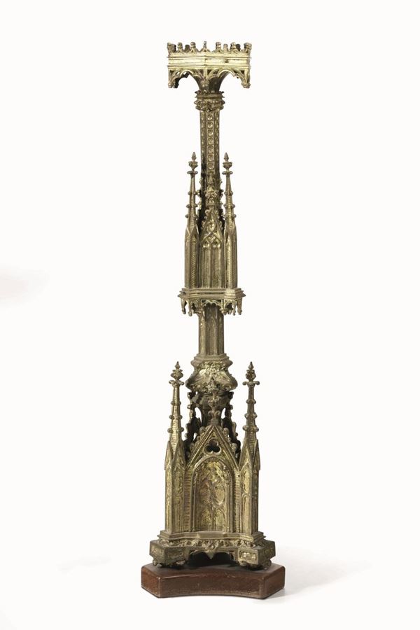 Candeliere architettonico Bronzo fuso cesellato e dorato Arte neogotica, Italia o Francia seconda metà del XIX secolo