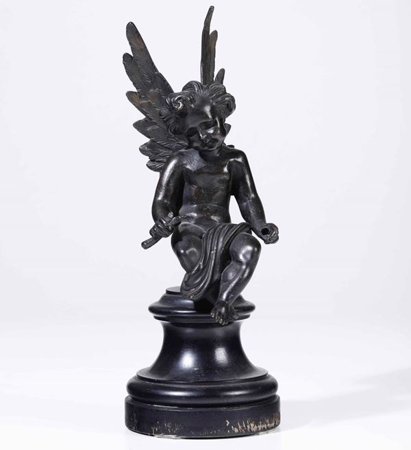 Cupido Bronzo fuso, cesellato e patinato. Base in legno tornito ed ebanizzato Scultore d’oltralpe del XIX secolo