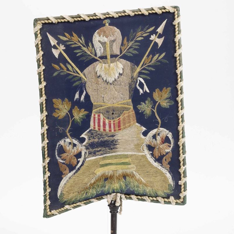 Tessuto ricamato raffigurante Lance e armatura, inizi XIX secolo  - Asta Tappeti | Cambi Time - Cambi Casa d'Aste