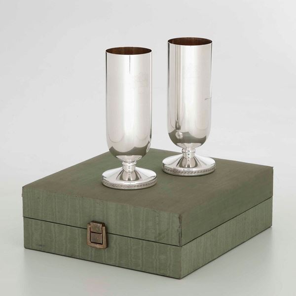 Coppia di vasi in argento entro custodia. Argenteria milanese XX secolo. Argentiere Vavassori e Pirovano