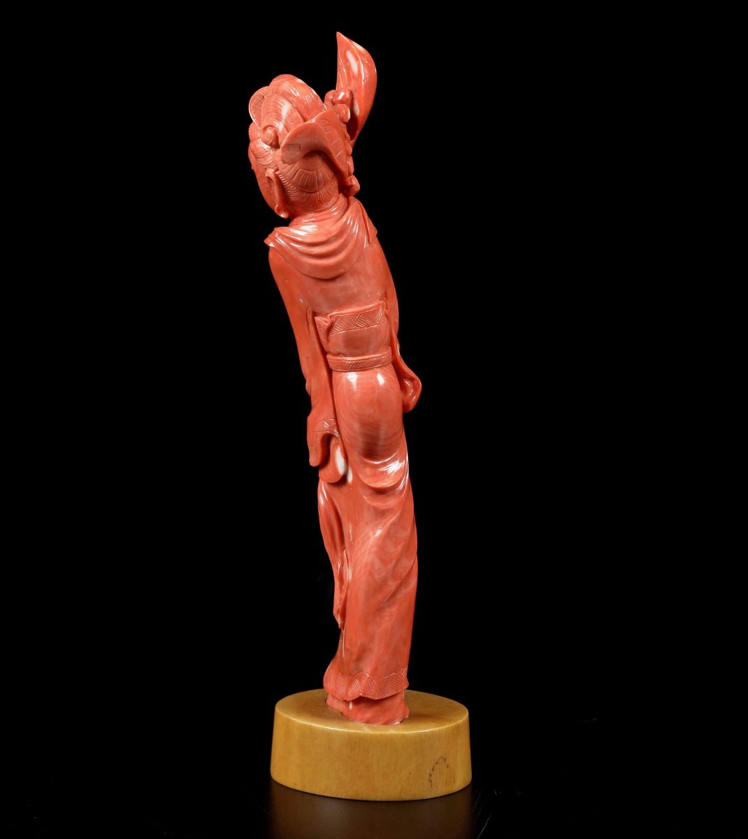 Figura di Fanciulla Scolpita in Corallo, Cina, Inizi XX Secolo