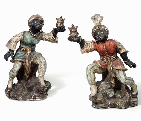 Coppia di figure di moretti in terracotta dipinta. XX secolo. Nei modi del settecento barocco veneziano